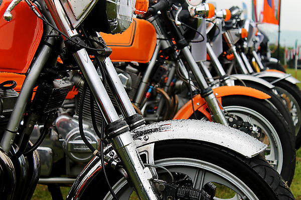 포토 JPG 해외이미지 육상교통 교통수단 밭 자동차 사람없음 야외 가로 금속 힘 오토바이 바퀴 그룹 브레이크 속도 타이어 일렬 고무 해외202004 해외포토 교통 농업 재질 바이크 파일형식 이미지허브