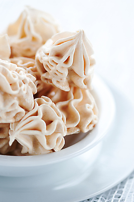 포토 JPG 해외이미지 모양 접시 음식 백그라운드 결혼식 휴가 디저트 사탕 사람없음 장식 빛 파티 쌓기 쿠키 과자 케이크 기쁨 흰색 축하 대접 신선 사발 우아함 달콤 맛 설탕 굽기 크림 묘사 오브젝트 칼로리 프랑스어 머랭 바닐라 파스텔톤 핸드메이드 해외202004 머랭쿠키 해외포토 문자 식기 감정 컬러 결혼 컨셉 모션 이벤트 사기그릇 구이 파일형식 이미지허브