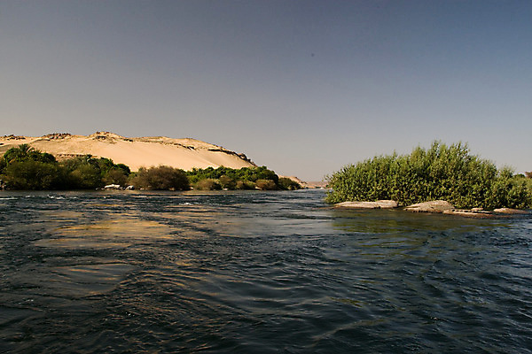 포토 JPG 해외이미지 모래 여행 요트 아프리카 자연 휴가 항해 이집트 풍경 사람없음 야외 물 여름 파란색 관광지 강 햇빛 반사 맑음 사막 바위 강가 이국적 해외202004 해외포토 자연요소 계절 나라 컬러 배_교통 날씨 태양 돌_바위 생태계 파일형식 이미지허브