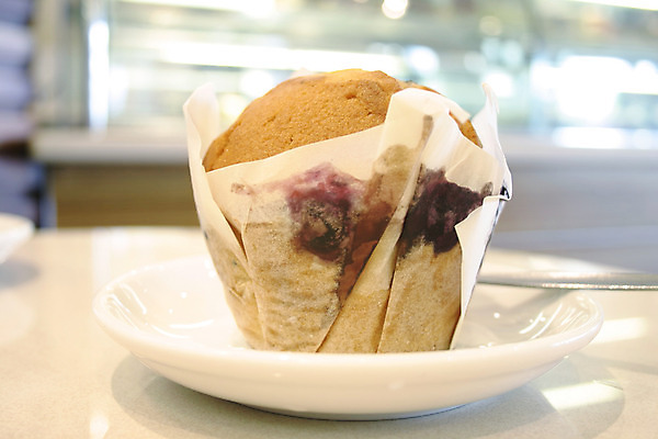 포토 JPG 해외이미지 접시 음식 디저트 사람없음 케이크 카페 달콤 맛 굽기 배고픔 블루베리 머핀 식용 해로움 해외202004 해외포토 식기 빵 컨셉 과일 상점 구이 파일형식 이미지허브