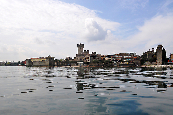 포토 JPG 해외이미지 호수 건축양식 사람없음 봄 이탈리아 도시 성 중세 역사 4월 타운 해외202004 해외포토 건축물 계절 건축 유럽 날짜 파일형식 이미지허브