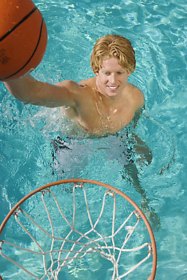 포토 JPG 해외이미지 전신 응시 남자 스포츠 수영장 농구공 한명 미소 들기 성인 앞모습 여름 여름휴가 바캉스 수중 수영 물안경 농구대 성인남자한명만 해외202004 해외포토 1 시선 계절 뷰포인트 공 모션 휴가 농구 표정 사람 수상스포츠 골대 수영용품 남자한명만 성인남자만 파일형식 여름_계절 이미지허브