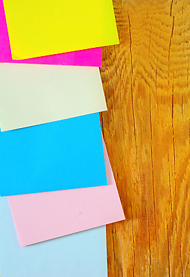 포토 JPG 해외이미지 백그라운드 사람없음 하이앵글 포스트잇 색종이 나무탁자 카피스페이스 해외202004 해외포토 종이 뷰포인트 탁자 공백 메모지 파일형식 이미지허브