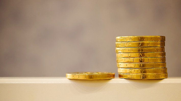 포토 JPG 해외이미지 돈 비즈니스 디저트 사람없음 금융 경제 쌓기 탑 금속 초콜릿 동전 놀람 저축 유로 성장 흰색 대접 변화 재산 황금 달콤 은색 메달 투자 흙더미 고립 센트 해외202004 해외포토 건축물 감정 음식 컬러 컨셉 모션 재질 표정 흙 맛 상_상패 파일형식 더미 이미지허브