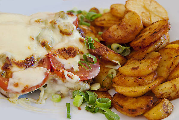 포토 JPG 해외이미지 접시 음식 채소 치즈 감자 육류 사람없음 컬러풀 식당 식사 저녁식사 튀김 신선 맛 먹기 레시피 수유 영양분 해외202004 해외포토 식기 컬러 컨셉 식재료 모션 유제품 상점 파일형식 이미지허브