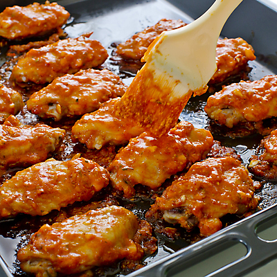 포토 JPG 해외이미지 전통 접시 음식 백그라운드 날개 손가락 새로움 주택 육류 요리 사람없음 빨간색 파란색 갈색 파티 주방 식당 식사 저녁식사 치킨 샐러드 튀김 신선 사발 황금 달콤 굽기 향신료 준비 매움 날것 점심식사 핸드메이드 해외202004 해외포토 식기 손 컬러 컨셉 식재료 이벤트 건물 상점 사기그릇 맛 구이 닭고기요리 향미료 파일형식 이미지허브