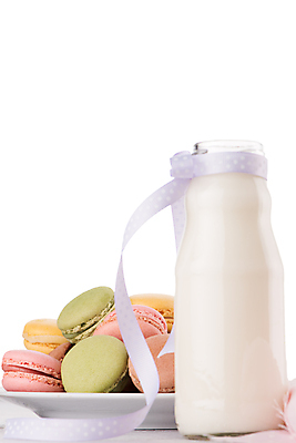 포토 JPG 해외이미지 접시 리본 실내 사람없음 쌓기 우유 달콤 우유병 흰배경 마카롱 해외202004 알록달록 해외포토 식기 백그라운드 모션 병_용기 디저트 유제품 내부 컬러풀 흰색 맛 파일형식 이미지허브