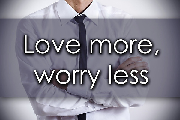 포토 JPG 해외이미지 손 디자인 컨셉 셔츠 생각 일러스트 비즈니스 텍스트 손가락 넥타이 사랑 한명 파란색 단어 비즈니스맨 메시지 걱정 긍정 마케팅 제안 해외202004 해외포토 문자 1 잡화 남자 감정 컬러 상의 사람 신체부위 직장인 파일형식 이미지허브