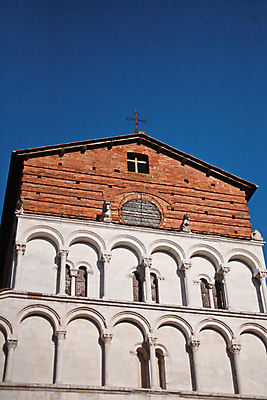 포토 JPG 해외이미지 유럽 십자가 건축양식 자연 하늘 사람없음 야외 건물 빨간색 세로 파란색 교회 맑음 이탈리아 흰색 역사 아치 토스카나 해외202004 해외포토 건축물 건축 나라 컬러 종교건축 날씨 생태계 파일형식 이미지허브