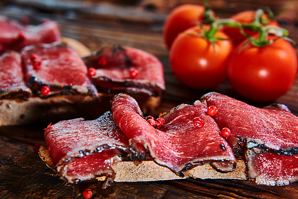 포토 JPG 해외이미지 음식 빵 조각 잎 다이어트 채소 피망 건강 육류 돼지고기 사람없음 목재 빨간색 초록색 갈색 주방 정원 식사 저녁식사 이탈리아 소고기 로켓 시골 신선 맛 그릴 굽기 먹기 향신료 유기농 햄 브런치 베이컨 내추럴 점심식사 브루스케타 입가심 핸드메이드 해외202004 해외포토 나무 식물 웰빙 유럽 컬러 컨셉 식재료 재료 모션 주방용품 구이 향미료 파일형식 이미지허브