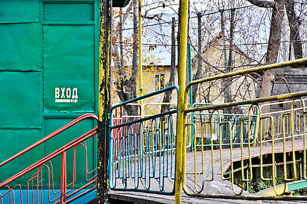 포토 JPG 해외이미지 나무 식물 외관 공원 어린이 잎 놀이 사람없음 초록색 컬러풀 장난감 환경 활발 손상 기쁨 도시 보트 위험 고장 버리기 그네 부식 장면 회전목마 공평 원자력 소비에트 해외202004 해외포토 공공시설 감정 컬러 컨셉 배_교통 모션 사람 에너지 놀이기구 파일형식 이미지허브