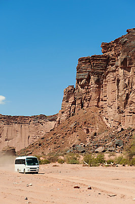 포토 JPG 해외이미지 공원 여행 산 버스 풍경 사람없음 야외 빨간색 컬러풀 여행객 골짜기 세계문화유산 남아메리카 언덕 부식 호기심 지역 사암 아르헨티나 전국 지질학 해외202004 해외포토 공공시설 교육 감정 육상교통 컬러 컨셉 자연 대중교통 아메리카 사람 문화재 돌_바위 파일형식 이미지허브