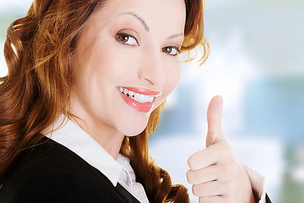 포토 JPG 해외이미지 백인 모델 직업 학생 응시 여자 행복 얼굴 백그라운드 비즈니스 손가락 성공 노동자 갈색머리 한명 사람 성인 30대 유행 기쁨 엄지손가락 흰색 표현 최고 비즈니스우먼 자신감 심볼 사인 경영 고립 해외202004 해외포토 서양인 1 헤어스타일 손 시선 감정 컬러 컨셉 신체부위 장년 직장인 파일형식 이미지허브