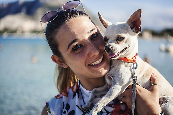 포토 JPG 해외이미지 동물 백인 응시 여자 행복 어린이 새끼 포옹 놀이 털 함께함 사랑 사람 사람없음 야외 초록색 반려동물 우정 미니어처 흰색 아기 개 강아지 작음 치수 치와와 송곳니 기르기 뒤뜰 해외202004 해외포토 서양인 시선 감정 컬러 컨셉 포유류 안기 친구 모형 치아 크기 돌봄 파일형식 이미지허브