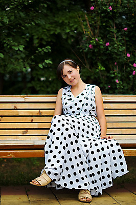 포토 JPG 해외이미지 응시 공원 행복 포즈 자연 갈색머리 건강 한명 미소 풍경 청춘 산책 기쁨 달콤 내추럴 러시아인 스타일 해외202004 해외포토 서양인 1 헤어스타일 시선 공공시설 감정 컨셉 휴식 표정 사람 맛 생태계 파일형식 이미지허브