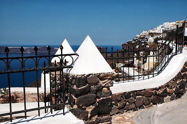 포토 JPG 해외이미지 전통 디자인 바다 섬 여행 건축양식 주택 사람없음 야외 빛 울타리 햇빛 태양 여행객 마을 금속 맑음 검은색 흰색 돌산 지중해 철 그리스 언덕 휴양지 피라미드 화산 산토리니 그리스인 다도해 지질학 스타일 해외202004 해외포토 자연요소 서양인 건축물 교육 건축 유럽 컬러 재질 날씨 산 사람 건물 담장 장소 랜드마크 파일형식 이미지허브