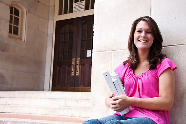 포토 JPG 해외이미지 백인 학생 여자 교육 행복 창문 학교 갈색머리 한명 앉기 성인 야외 책 문 대학교 단계 해외202004 해외포토 서양인 1 헤어스타일 감정 모션 사람 파일형식 이미지허브