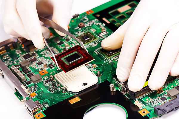 포토 JPG 해외이미지 손 산업 장갑 실내 사람없음 초록색 컴퓨터 검은색 어둠 장비 흰색 작업 부채 수리 코드 핀셋 라디에이터 램 설치 프로세서 해외202004 해외포토 잡화 컬러 내부 신체부위 전자제품 도구 파일형식 이미지허브