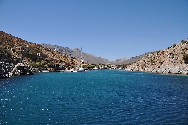 포토 JPG 해외이미지 전통 파도 바다 섬 하늘색 교통시설 하늘 산 항해 풍경 사람없음 물 파란색 항구 사막 바위 보트 땅 지중해 그리스 그림 포트 그리스인 산악지대 터키석 해외202004 해외포토 자연요소 서양인 유럽 컬러 교통 배_교통 돌_바위 보석 시설 파일형식 이미지허브