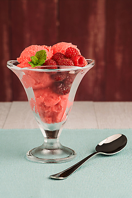 포토 JPG 해외이미지 아이스크림 잔 실내 사람없음 숟가락 달콤 민트 담기 산딸기 셔벗 테이블매트 해외202004 해외포토 식기 과일 모션 디저트 수저 내부 식탁보 맛 허브 파일형식 이미지허브