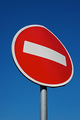 포토 JPG 해외이미지 도로 백그라운드 벽돌 경고 사람없음 빨간색 파란색 금지 정보 흰색 원형 장애물 거절 심볼 사인 도로표지판 공지사항 지연 그만 해외202004 해외포토 도형 길 컬러 컨셉 교통시설 표지판 파일형식 이미지허브