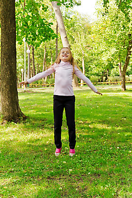 포토 JPG 해외이미지 백인 라이프스타일 여학생 여자 유럽 어린이 스포츠 포즈 놀이 휴식 한명 야외 달리기 운동 점프 흰색 춤 9 8 6 7 해외202004 해외포토 서양인 1 학생 나라 컬러 컨셉 모션 문화예술 건강 사람 생활 숫자 파일형식 이미지허브