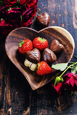 포토 JPG 해외이미지 접시 백그라운드 탁자 딸기 사랑 사람없음 장식 장미 초콜릿 하트 나무배경 해외202004 해외포토 모양 식기 꽃 감정 가구 과일 디저트 파일형식 이미지허브