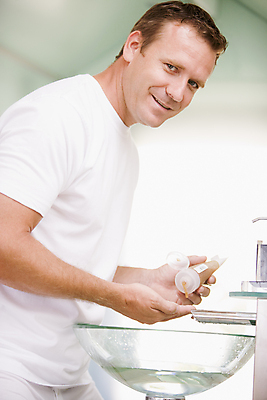 포토 JPG 해외이미지 백인 응시 남자 실내 한명 들기 상반신 성인 옆모습 30대 욕실 세면대 바르기 스킨케어 꾸미기 자기관리 헤어젤 성인남자한명만 그루밍족 해외202004 해외포토 서양인 1 시선 뷰포인트 모션 사람 내부 장년 뷰티 헤어용품 남자한명만 성인남자만 파일형식 이미지허브