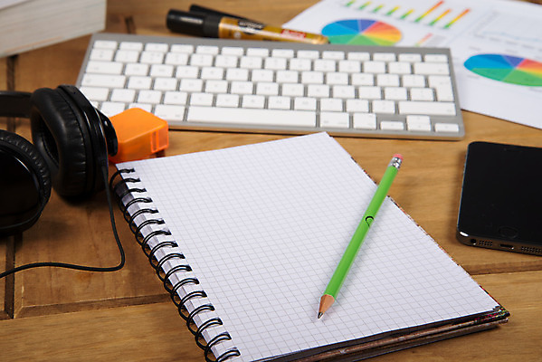 포토 JPG 해외이미지 학생 교육 백그라운드 모바일 주택 직장 사람없음 목재 책 노트북 컴퓨터 연필 헤드폰 공백 키보드 업무 정상 책상 카피스페이스 해외202004 해외포토 나무 음향기기 가구 회사 재료 학용품 건물 전자제품 필기구 작업 파일형식 이미지허브