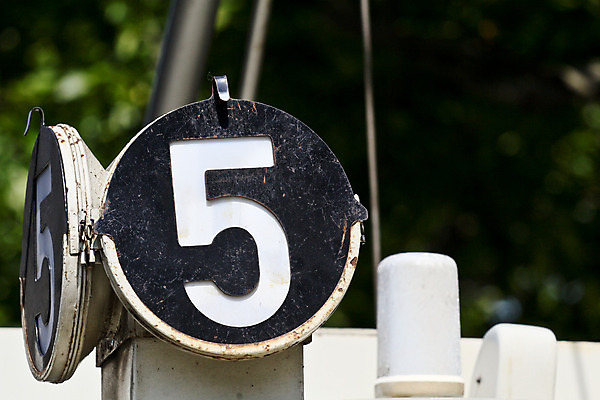 포토 JPG 해외이미지 외관 유럽 선 여행 백그라운드 교통시설 사람없음 야외 초록색 빛 숫자 금속 검은색 어둠 흰색 도시 비엔나 오스트리아 닫기 사인 전차 5 일반 단상 선로 옛날 해외202004 해외포토 문자 나라 육상교통 컬러 교통 모션 재질 대중교통 시설 파일형식 이미지허브