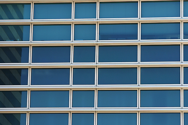 포토 JPG 해외이미지 디자인 백그라운드 컨셉 패턴 건축양식 창문 유리 사람없음 건물 파란색 반사 검은색 흰색 묘사 질감 해외202004 해외포토 건축물 건축 컬러 무늬 재질 파일형식 이미지허브