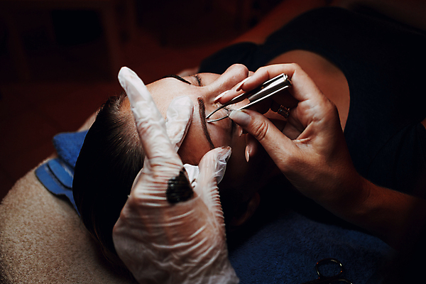 포토 JPG 해외이미지 손 여자 실내 한명 상반신 성인 옆모습 신체부위 눕기 눈감음 어둠 잡기 눈썹 핀셋 시술 눈썹문신 성인여자한명만 해외202004 해외포토 1 얼굴 뷰포인트 모션 사람 내부 도구 문신 여자한명만 성인여자만 파일형식 이미지허브