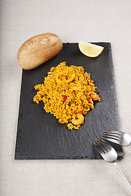 포토 JPG 해외이미지 식기 접시 빵 포크 밥 새우 요리 사람없음 해산물 오징어 공유 점심식사 사프란 석판 스페인요리 파에야 해외202004 해외포토 음식 연체동물 서양음식 갑각류 식사 수중동물 스페인 향신료 파일형식 이미지허브