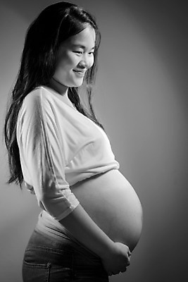 포토 JPG 해외이미지 백인 여자 행복 백그라운드 신체 엄마 새로움 관리 사랑 한명 유행 검은색 임신 육아 흰색 아기 잡기 해외202004 해외포토 서양인 1 감정 컬러 컨셉 가족 모션 사람 파일형식 이미지허브