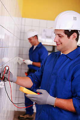 포토 JPG 해외이미지 남자 지구 장갑 2 실내 안전 두명 파란색 상자 장비 콘센트 플러그 위험 교차로 무역 감시 장인 측량사 현재 생존 콜라보레이션 해외202004 해외포토 직업 잡화 산업 길 컬러 컨셉 사람 내부 파일형식 이미지허브