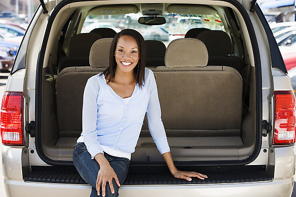 포토 JPG 해외이미지 주간 응시 여자 행복 자동차 청소년 부츠 한명 앉기 20대 야외 가로 주차 성인여자만 카피스페이스 해외202004 해외포토 자연요소 1 시선 감정 육상교통 신발 모션 사람 청년 공백 여자만 성인만 파일형식 이미지허브