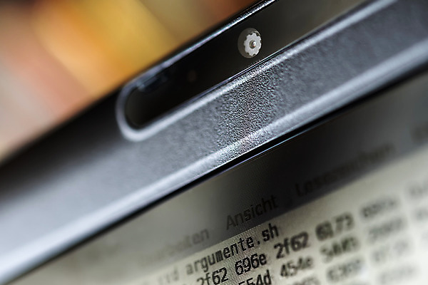 포토 JPG 해외이미지 백그라운드 컨셉 인터넷 비즈니스 통신 자동차 회의 모바일 안전 사람없음 노트북 컴퓨터 카메라 디지털 웹 어둠 장비 흰색 관찰 키보드 닫기 보호 연결 위험 작음 위협 필름 손목시계 보안 동영상 해커 고립 숨기 스파이 해외202004 해외포토 육상교통 시계 컬러 장신구 모션 전자제품 범죄 크기 파일형식 이미지허브