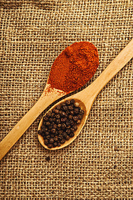 포토 JPG 해외이미지 음식 고추 탁자 씨앗 사람없음 주방 숟가락 맛 가루 향신료 매움 향 후추 성분 해외202004 해외포토 식물 가구 컨셉 채소 수저 향미료 파일형식 이미지허브