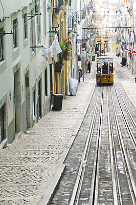 포토 JPG 해외이미지 전통 남자 유럽 도로 교통시설 모션 거리 사람 사람없음 노란색 흰색 도시 역사 포르투갈 전차 리스본 옛날 해외202004 해외포토 나라 길 육상교통 컬러 교통 대중교통 시설 파일형식 이미지허브