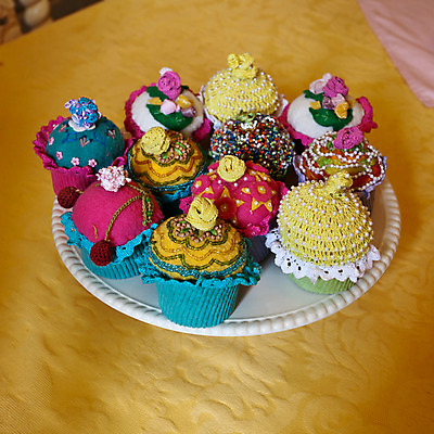 포토 JPG 해외이미지 접시 분홍색 새로움 취미 사람없음 장식 파란색 파티 케이크 얼음 흰색 뜨개질 컵케이크 굽기 구슬 니트 수공예 양모 번 식용 특별함 펠트 해외202004 해외포토 자연요소 식기 빵 컬러 컨셉 상의 디저트 이벤트 직물 공예 구이 파일형식 천_직물 이미지허브