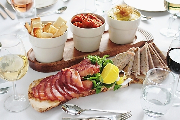 포토 JPG 해외이미지 그릇 접시 채소 탁자 육류 돼지고기 사람없음 식사 저녁식사 소고기 굽기 먹기 잔치 서빙 나눔 갈비뼈 점심식사 해외202004 해외포토 식기 가구 식재료 모션 뼈 구이 파일형식 이미지허브