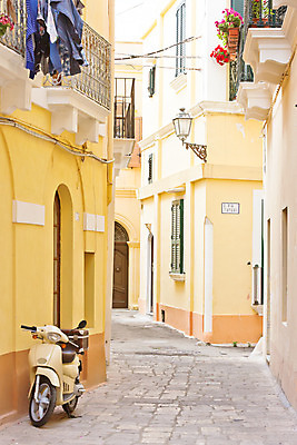 포토 JPG 해외이미지 라이프스타일 유럽 도로 길 여행 가로등 건축양식 휴가 거리 주택 사람없음 건물 햇빛 평화 이탈리아 스쿠터 발코니 등불 램프 도시 중세 역사 천국 보닛 옛날 해외202004 해외포토 건축물 공공시설 건축 나라 컨셉 교통시설 자동차 조명 생활 태양 오토바이 파일형식 이미지허브