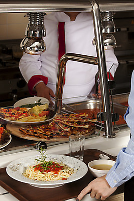 포토 JPG 해외이미지 접시 손 음식 채소 쟁반 요리 사람없음 식당 식사 샐러드 선택 맛 묘사 준비 카페테리아 점심식사 뷔페 해외202004 해외포토 식기 컨셉 신체부위 상점 파일형식 이미지허브