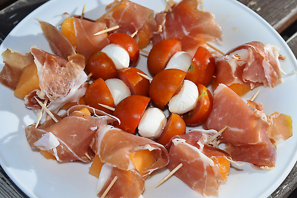 포토 JPG 해외이미지 음식 토마토 건강 사람없음 요리사 식사 맛 애피타이저 멜론 햄 모짜렐라치즈 뷔페 해외202004 해외포토 직업 컨셉 채소 과일 치즈 육류 파일형식 이미지허브