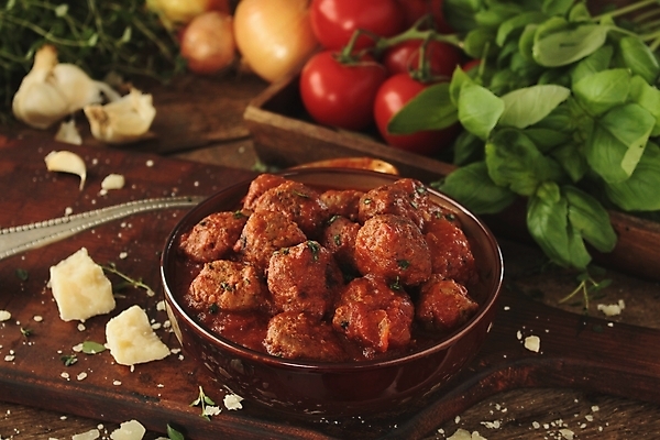 포토 JPG 해외이미지 그릇 음식 토마토 파스타 스파게티 사람없음 식사 저녁식사 이탈리아 미트볼 만들기 토마토소스 점심식사 해외202004 해외포토 식기 유럽 채소 모션 서양음식 소스_음식 파일형식 이미지허브