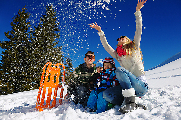 포토 JPG 해외이미지 주간 라이프스타일 여자 남자 행복 아들 어린이 겨울 가족 엄마 휴가 산 함께함 사랑 사람 앉기 소년 성인 야외 세명 설원 기쁨 추위 아빠 썰매 눈썰매장 해외202004 해외포토 자연요소 계절 감정 컨셉 관계 모션 눈_날씨 생활 파일형식 이미지허브