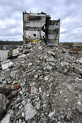 포토 JPG 해외이미지 외관 산업 벽 백그라운드 건축양식 벽돌 주택 사람없음 야외 건물 쌓기 손상 도시 업무 쓰레기 파편 위험 폭발 폭탄 전쟁 먼지 보험 낭비 깨짐 단절 옛날 재앙 지진 철강 콘크리트 파멸 해외202004 해외포토 건축물 건축 컨셉 모션 작업 폭발물 자연재해 파일형식 소멸 이미지허브