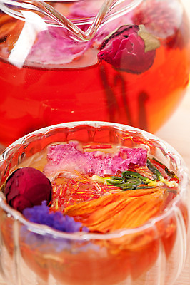 포토 JPG 해외이미지 실내 근접촬영 사람없음 찻잔 찻주전자 유리주전자 꽃차 해외202004 해외포토 뷰포인트 유리 주전자 잔 내부 차_음료 파일형식 이미지허브