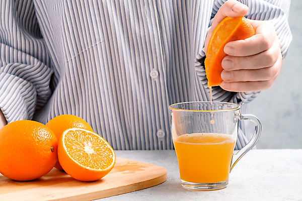 포토 JPG 해외이미지 손 여자 오렌지 단면 잔 한명 상반신 성인 주스 달콤 나무도마 짜기 성인여자한명만 해외포토 1 식기 음료 과일 모션 도마 사람 목재 신체부위 맛 여자한명만 성인여자만 파일형식 이미지허브