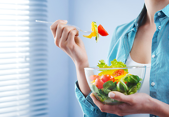 포토 JPG 해외이미지 웰빙 여자 포크 다이어트 채소 창문 방울토마토 건강 사람없음 식사 샐러드 신선 잡기 블라인드 사발 상추 먹기 유기농 날것 후추 건강식 점심식사 단절 채식주의자 성인여자한명만 해외202004 해외포토 식기 음식 토마토 모션 사람 커튼 사기그릇 향신료 채식 여자한명만 성인여자만 파일형식 이미지허브